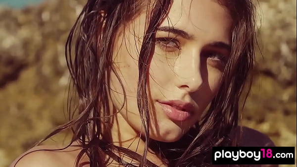 害羞但完全自由的少女卡特琳·皮尔斯 (Katrine Pirs) 脱下比基尼