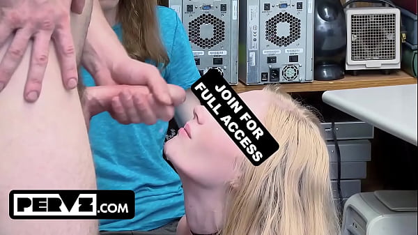 Shoplyfter - La guardia di sicurezza tradisce il ladro che inveisce la piccola figa bisognosa della sua ragazza davanti a lui