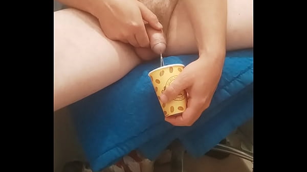 VID 313 Masturbare baut pisat penetrare anala (7min)