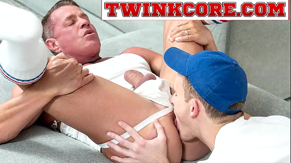 Dylan Tides steinharter Schwanz dringt in Tyler Saints Loch ein. Tylers Schwanz erreicht eine volle Erektion. Dylan zieht ihn bis zum Suspensorium aus, Tyler weiß es, Tylers Beine sind in der Luft und Dylans Zunge massiert Tylers Loch