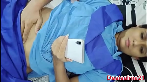 Wunderschöne junge Mädchen ziehen sich aus