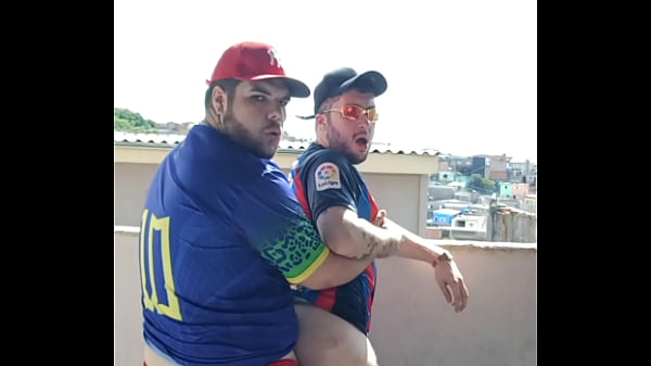 TBT Eating the New Na Laje With Everyone from Quebrada Watching - &quot_Me Chame Para Sua Laje&quot_ feat Dorn (tags cruising outdoors in the backyard)