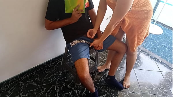 La matrigna arrapata mangia l'intero cazzo del figliastro mentre suo marito non è a casa, coglie l'occasione per dargli una lezione deliziosa