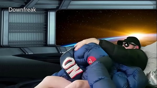 Orbiting Planet Earth Episodio 1 - Cappotto gigante XUMU - Piumino con sperma fetish Puffer che si masturba da solo!