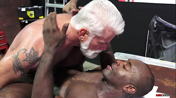 Jake Marshall soddisfa il suo cliente Aaron Trainer