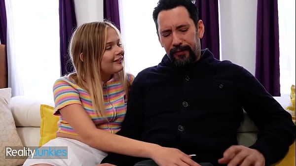 La splendida bionda (Coco Lovelock) seduce il suo nuovo patrigno (Tommy) per farle una scopata violenta sul divano - MileHigh