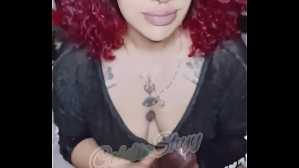 Guardami mentre succhio il mio grosso dildo nero