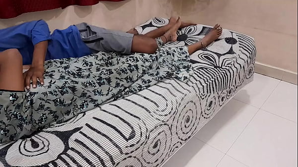 Figa calda della moglie indiana scopata dal suo magro marito indù - Hindi completo