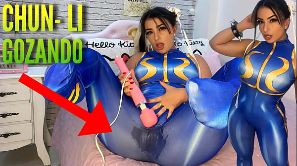 Ragazza cosplay sexy vestita da Chun Li di Street Fighter che gioca con il suo vibratore htachi venendo e inzuppando mutandine e pantaloni ahegao