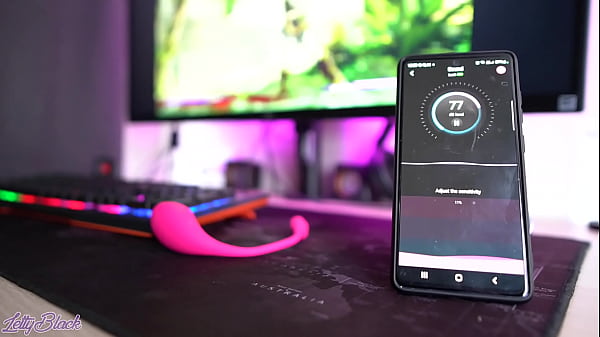 Lasst uns das Spiel bis zum Orgasmus spielen – Heiße Letsplayerin spritzt aus dem Vibrator