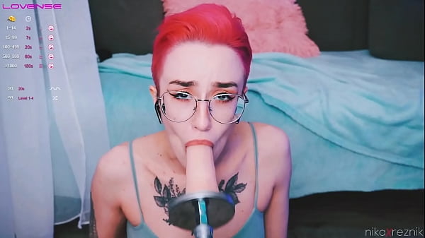 Beautiful Teen performs sex_toys
