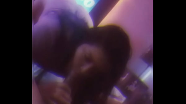 Ich war allein und sehr geil, bis ich einen Freund einlud, mich zu ficken